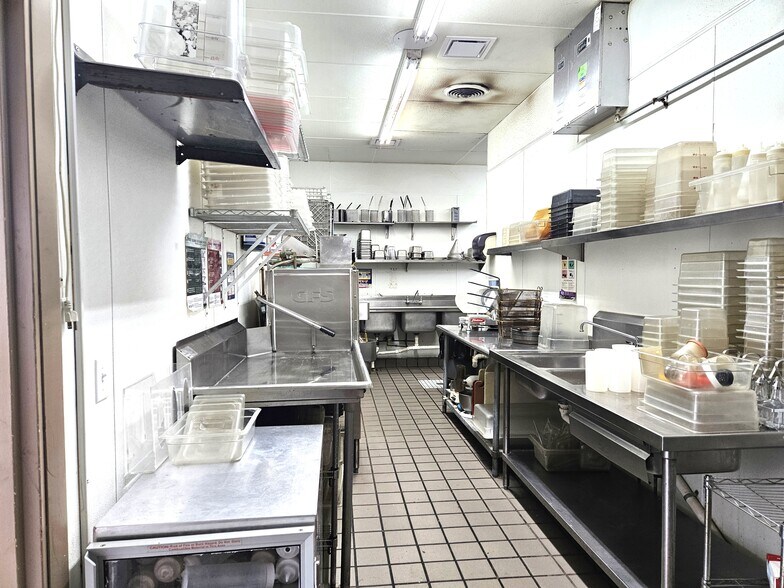 More Photos Of 5530 Gratiot Rd, Saginaw General Retail For Sale