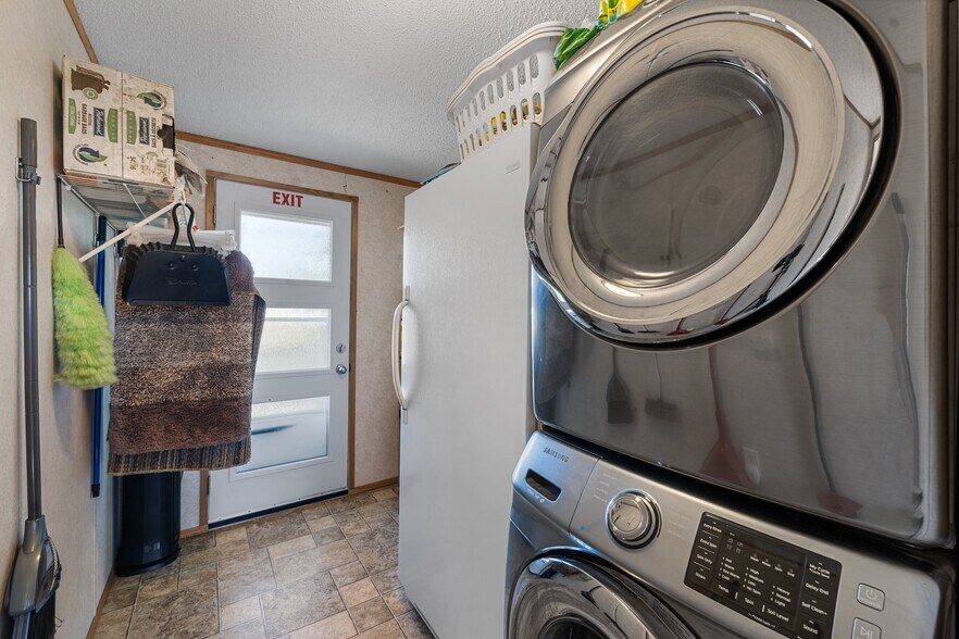 More Photos Of 81 Barstow St, Carseland Auto Repair For Sale