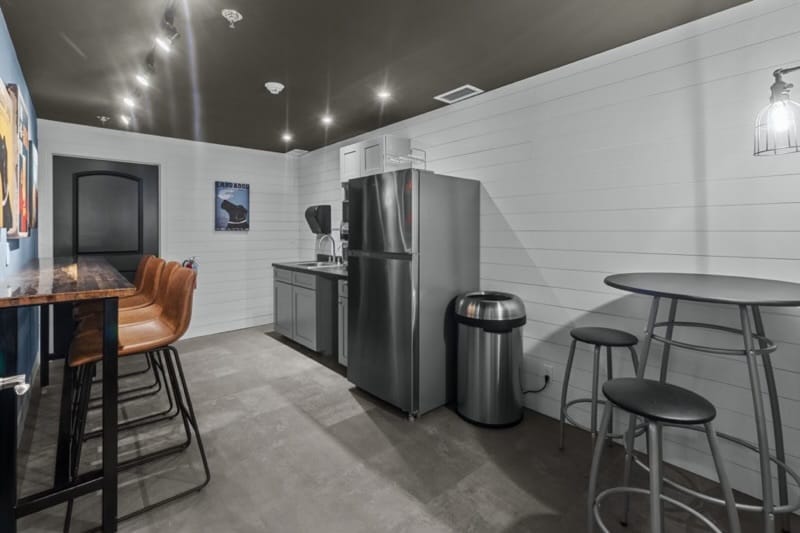 More Photos Of 555 S Perryville Rd, Rockford Office For Lease