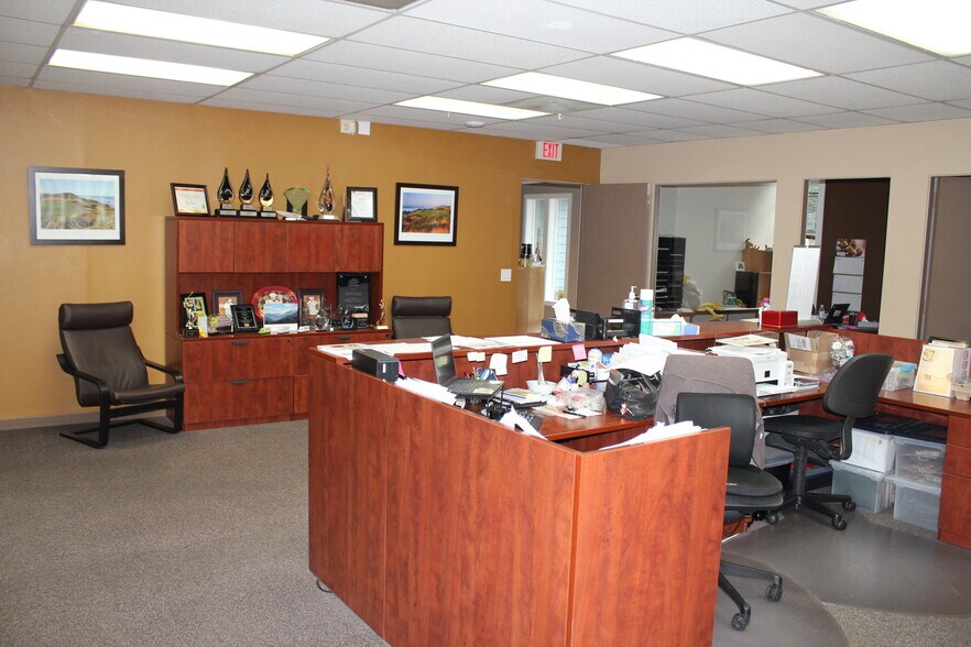 More Photos Of 6552 SE Lake Rd, Milwaukie Office For Sale