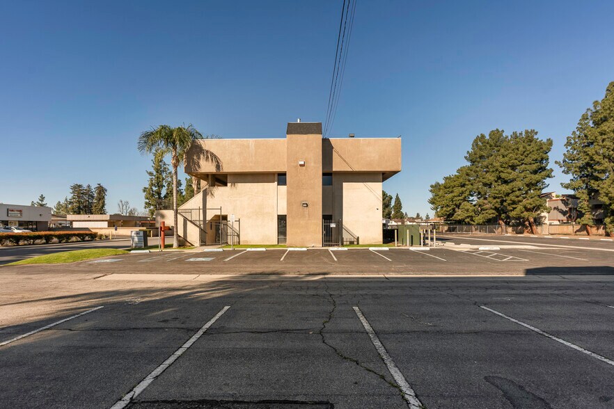 More Photos Of 4600 W American Ave, Bakersfield Office For Sale