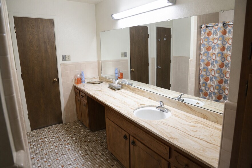 More Photos Of 304 College Ave, Levelland Hotel For Sale