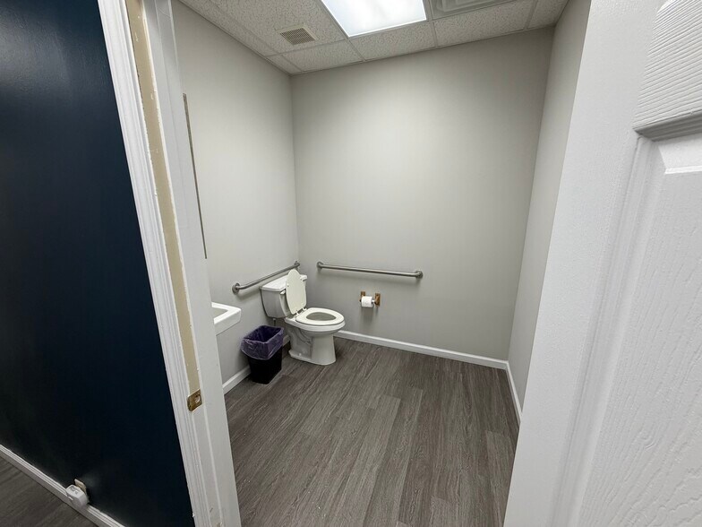 More Photos Of 256 Vann Dr, Jackson Storefront Retail Office For Sale