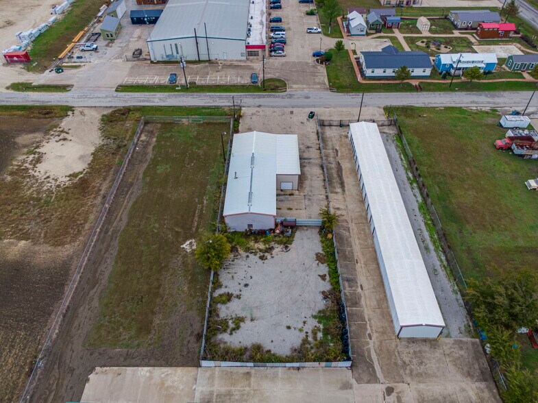 More Photos Of 108 West Gillum, Grandview Warehouse For Sale