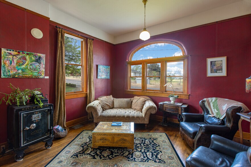 More Photos Of 40 SE Heimrich St, Dufur Hotel For Sale