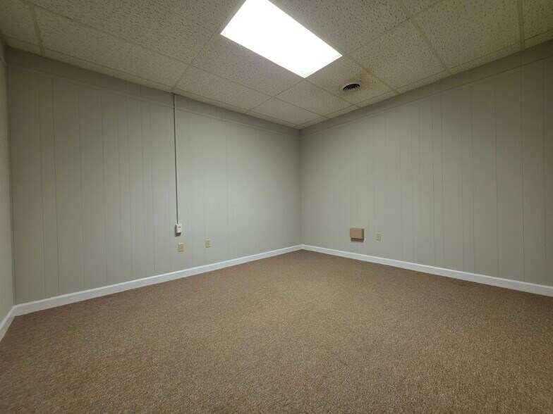 More Photos Of 404 St Andrews Dr, Greenville Office For Lease