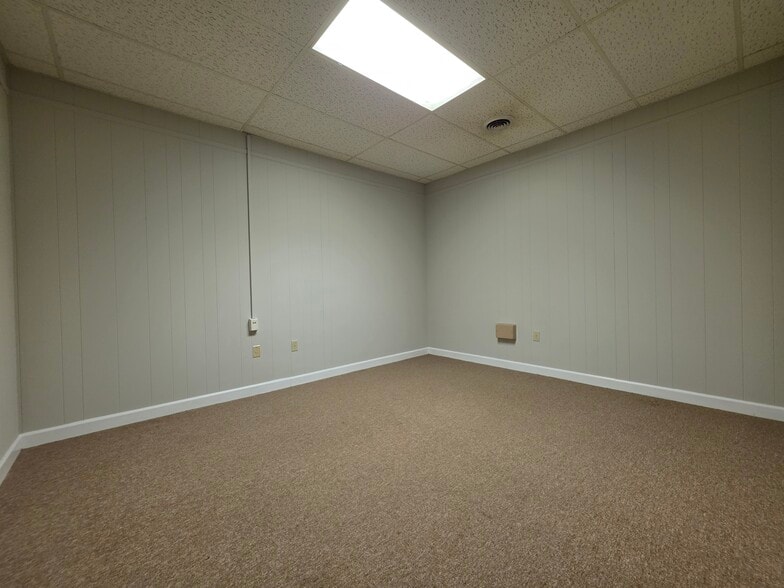 More Photos Of 404 St Andrews Dr, Greenville Office For Lease