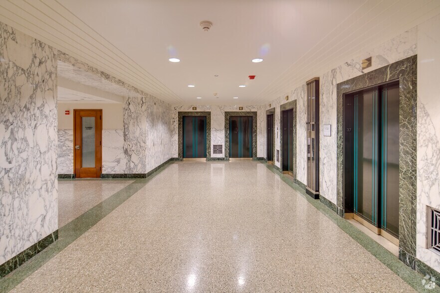 More Photos Of 135 S La Salle St, Chicago Office For Lease