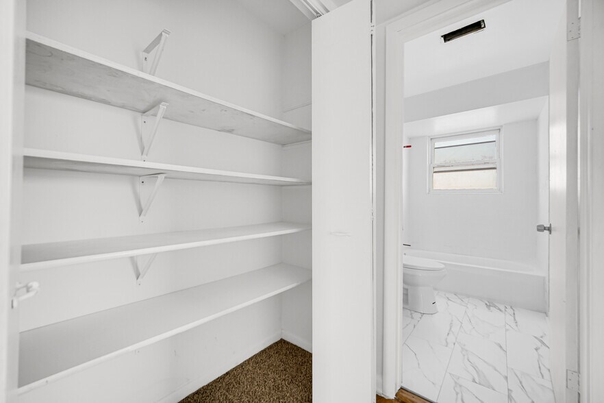 More Photos Of 14544 S San Francisco Ave, Posen Apartments For Sale