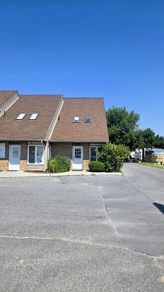 More Photos Of 1044-1058 Gardiners Rd, Kingston Office For Lease