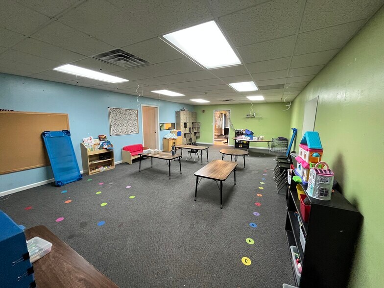 More Photos Of 525 W 17th St, Bloomington Office For Sale