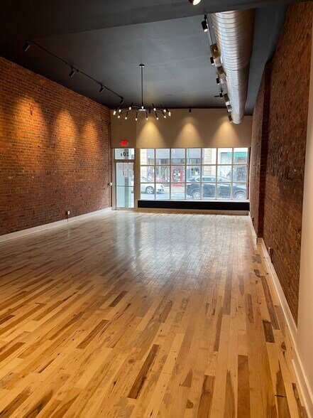 More Photos Of 20-24 E Beverley St, Staunton General Retail For Lease