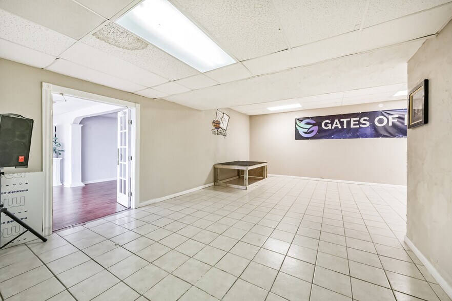 More Photos Of 130 S 4th St, La Porte General Retail For Sale