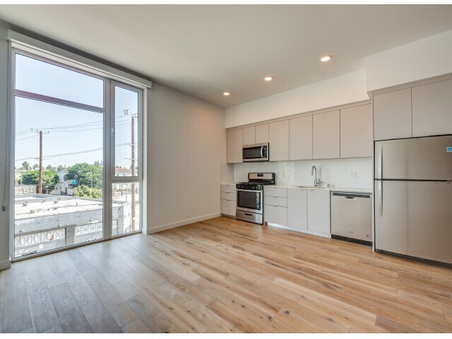 More Photos Of 5135 W Adams Blvd, Los Angeles Apartments For Lease