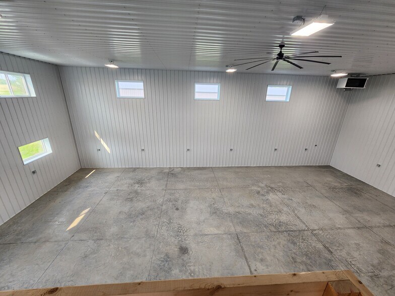 More Photos Of 9663 230th Ave, Anamosa Warehouse For Lease