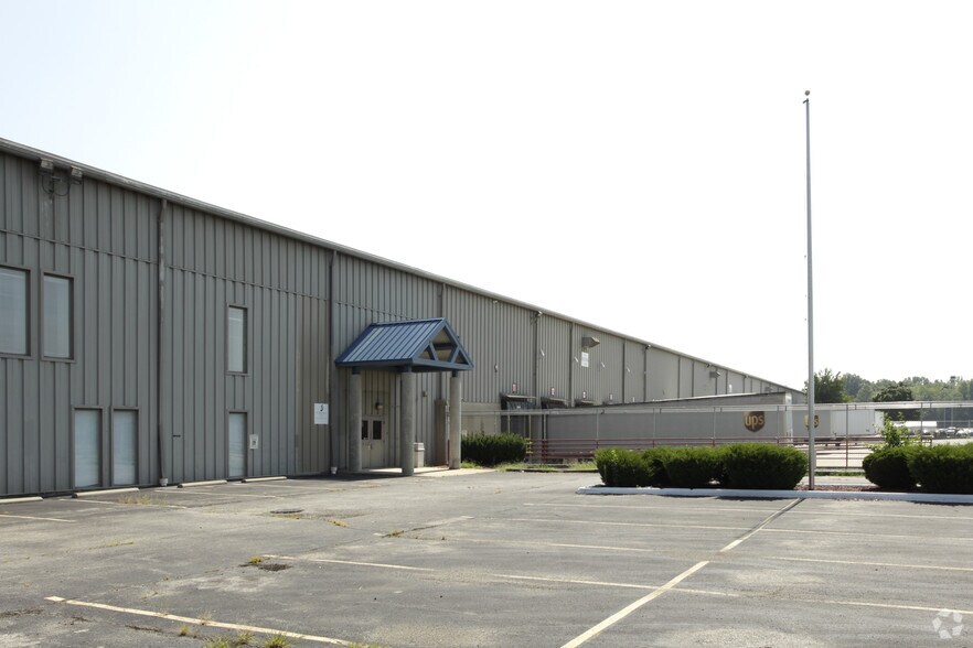 More Photos Of 6901 Riverport Dr, Louisville Manufacturing For Lease