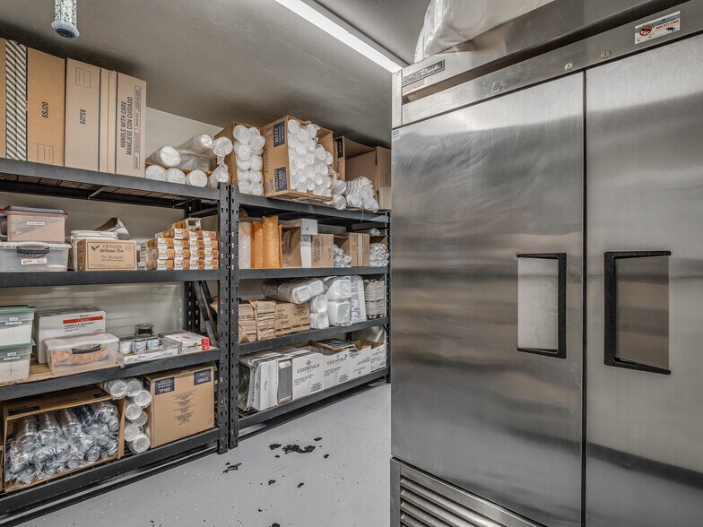 More Photos Of 106 NW 4th St, Lindsay Specialty For Sale