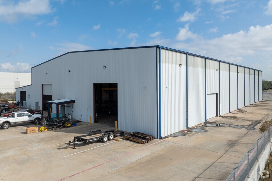 More Photos Of 13802 Furman Rd, Houston Warehouse For Lease
