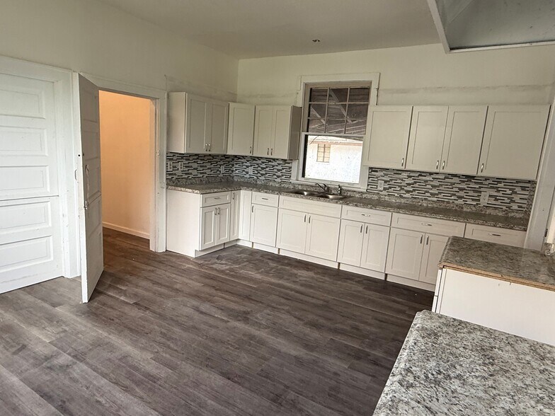 More Photos Of 18-20 E Pleasant St, Avon Park Religious Facility For Lease