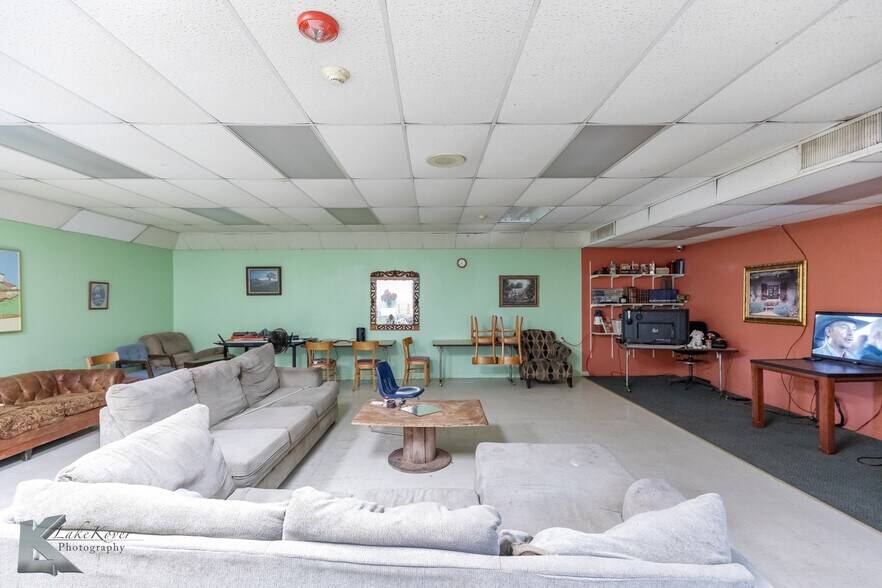 More Photos Of 1109 Oak St, Abilene Shelter For Sale