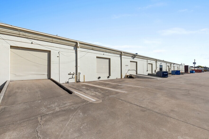 More Photos Of 10899 Kinghurst Dr, Houston Warehouse For Lease