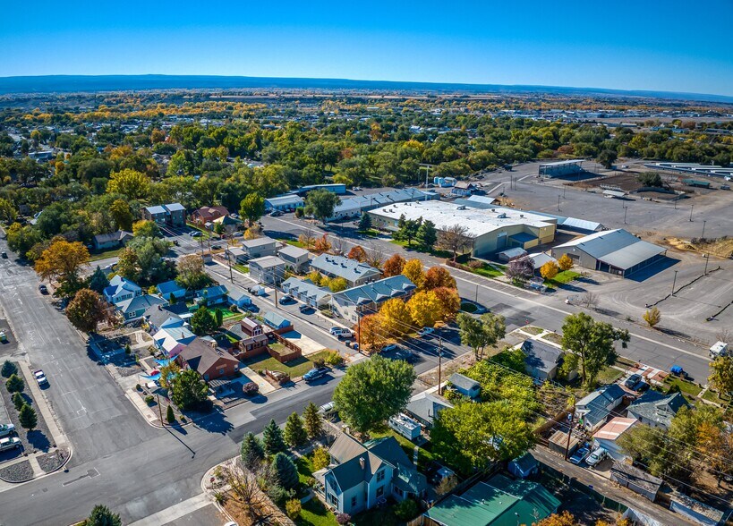 More Photos Of 1047 N 1st St, Montrose Office For Sale