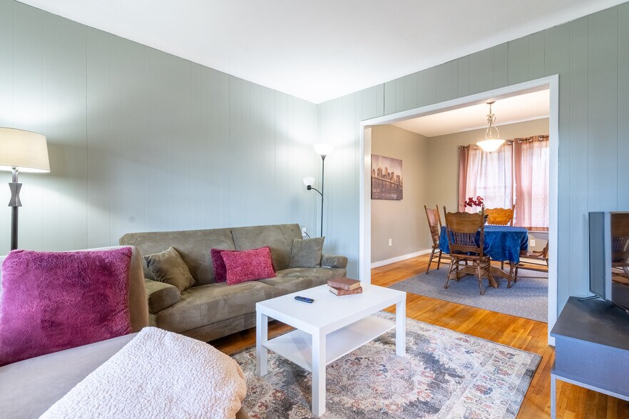 More Photos Of 738 Brock St, Windsor Multifamily For Sale