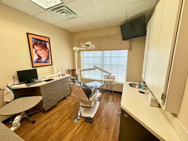 More Photos Of 3241 S Carrier Pky, Grand Prairie Medical For Sale