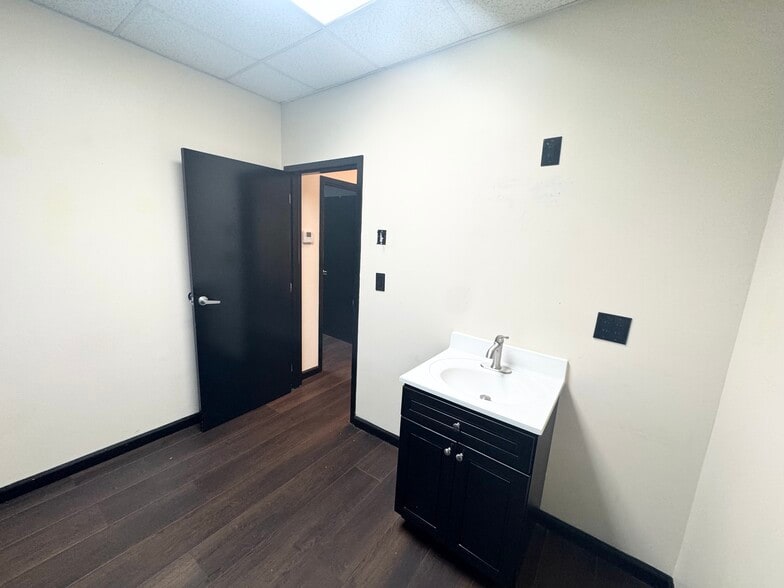 More Photos Of 816 Hempstead Tpke, Franklin Square Office For Sale