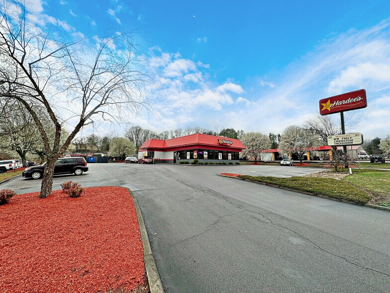 Primary Photo Of 3020 N John B Dennis Pky, Kingsport Fast Food For Sale