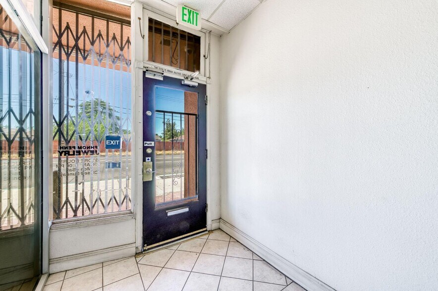 More Photos Of 2403-2405 E Clinton Ave, Fresno General Retail For Sale