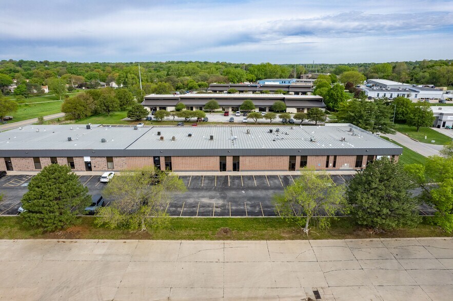 More Photos Of 2410-2430 S 156th Cir, Omaha Showroom For Lease