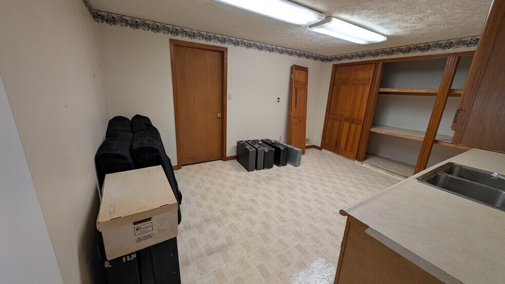 More Photos Of 11 W National Ave, Brazil Office For Sale