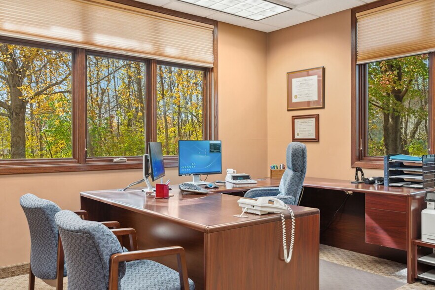 More Photos Of 225 Cedardale Dr SE, Owatonna Office For Sale