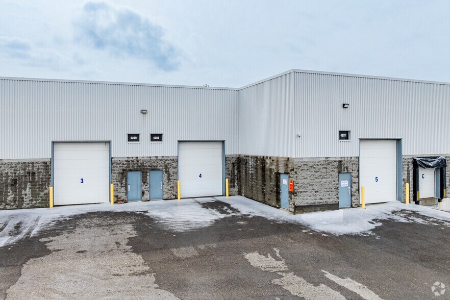 More Photos Of 4293-4345 Des Laurentides (A-15) E, Laval Showroom For Lease