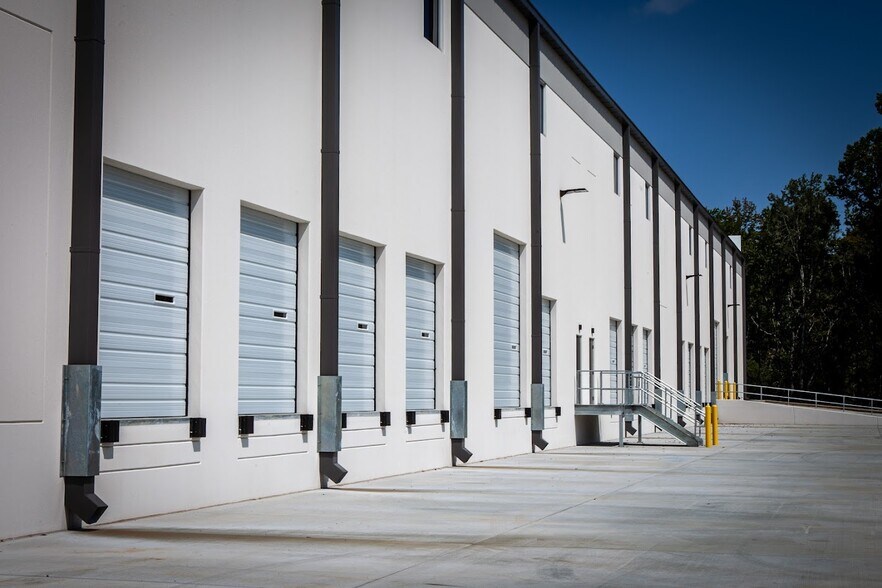 More Photos Of 5720 Trade Dr, Alpharetta Warehouse For Lease