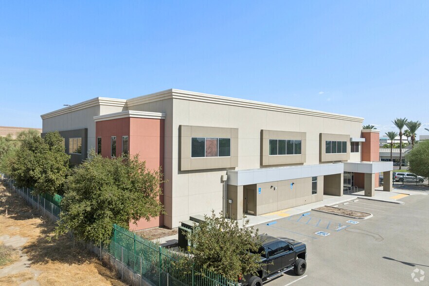 More Photos Of 5000 Commerce Dr, Bakersfield Medical For Lease
