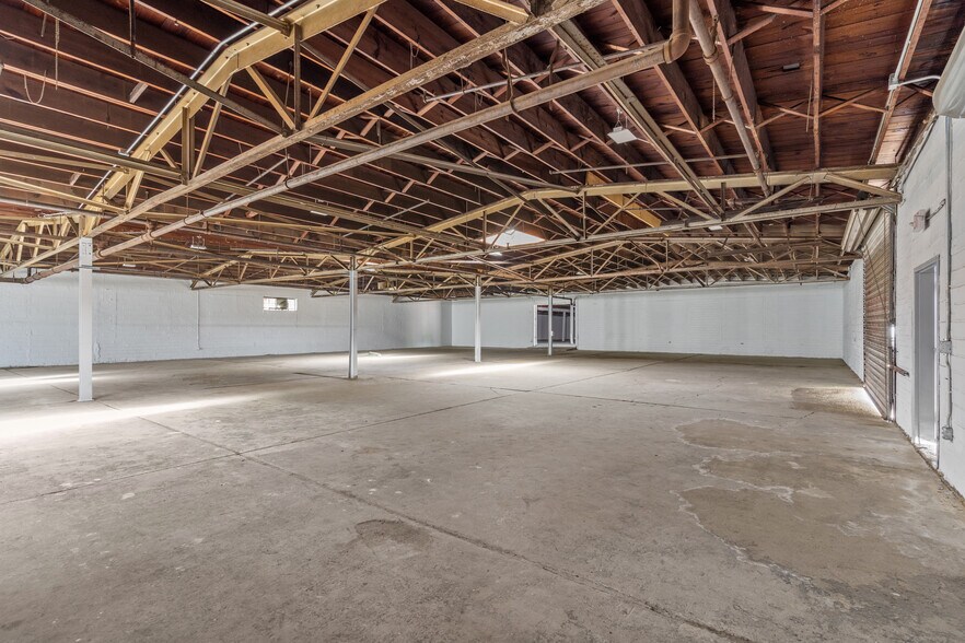 More Photos Of 5611 Clinton Dr, Houston Warehouse For Lease