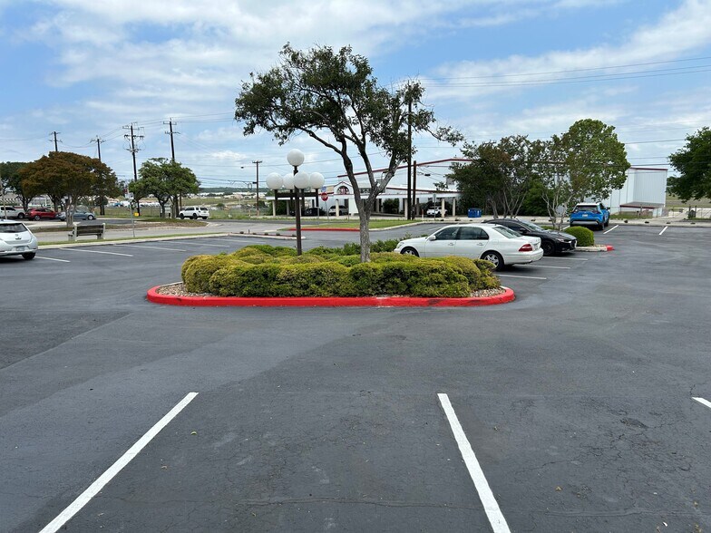 More Photos Of 10841-10861 Vandale St, San Antonio Showroom For Lease