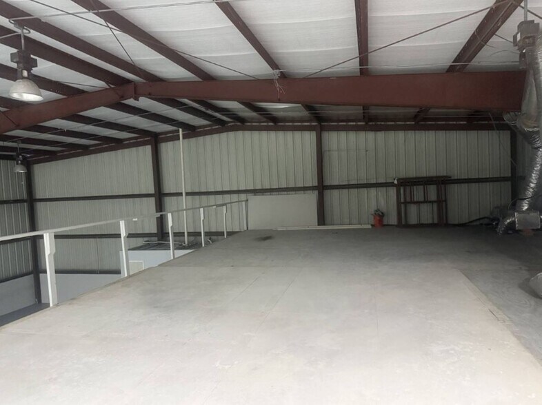 More Photos Of 913 Edwards Rd, Fort Pierce Warehouse For Lease