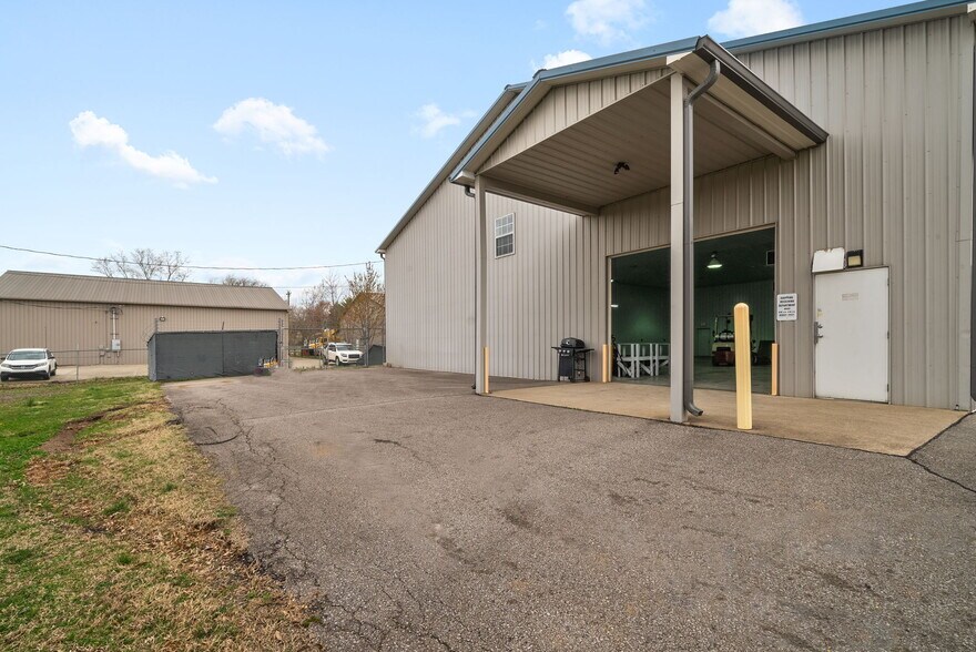 More Photos Of 1799 Alpine Dr, Clarksville Warehouse For Lease