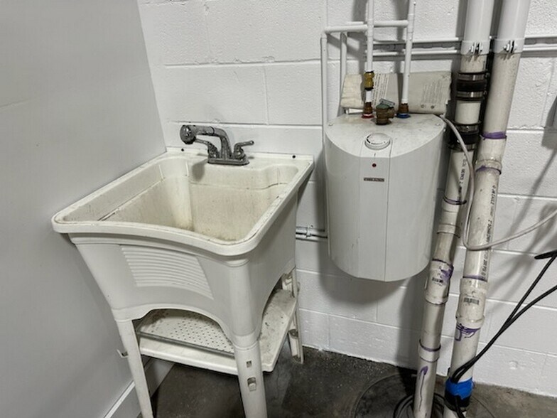 More Photos Of 6704 Pingree Rd, Crystal Lake Manufacturing For Lease