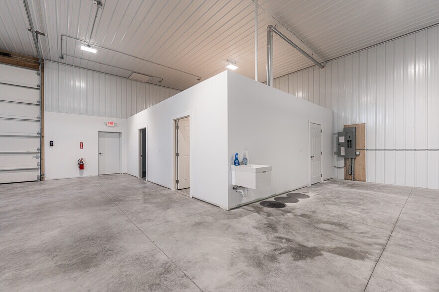 More Photos Of 440 N Maple St, Sycamore Manufacturing For Lease