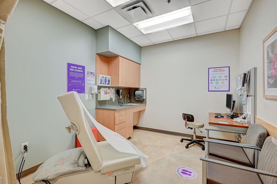 More Photos Of 270 W Lake Mead Pky, Henderson Freestanding For Sale