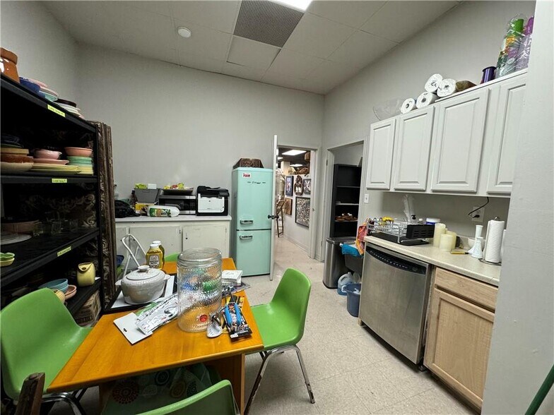 More Photos Of 200 S Holcomb St, Springdale Coworking Space