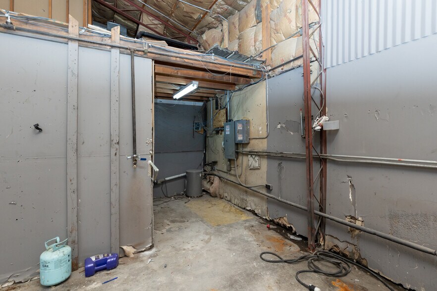 More Photos Of 1120 Chestnut St, Carlin Light Distribution For Sale