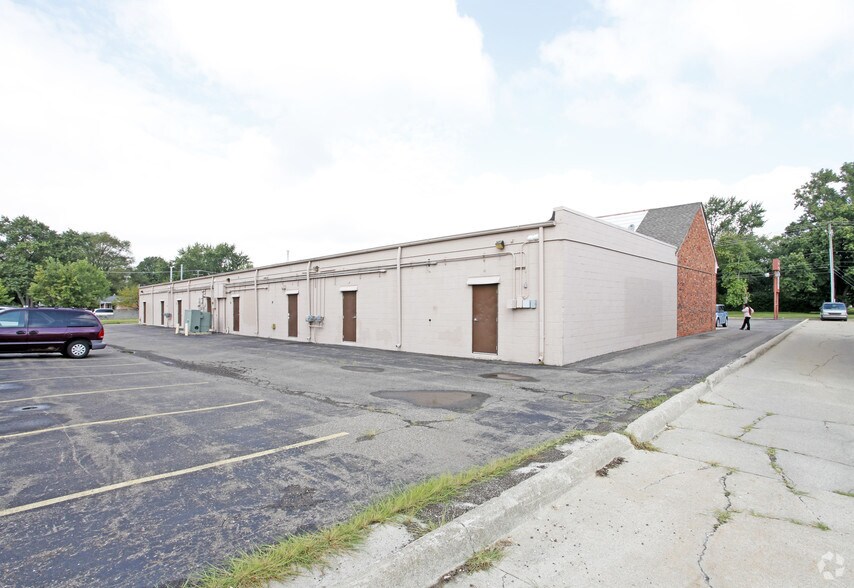 More Photos Of 16190-16236 E 13 Mile Rd, Roseville Freestanding For Lease