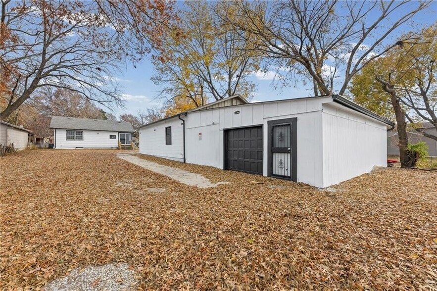 More Photos Of 13120 4th St, Grandview Industrial For Sale