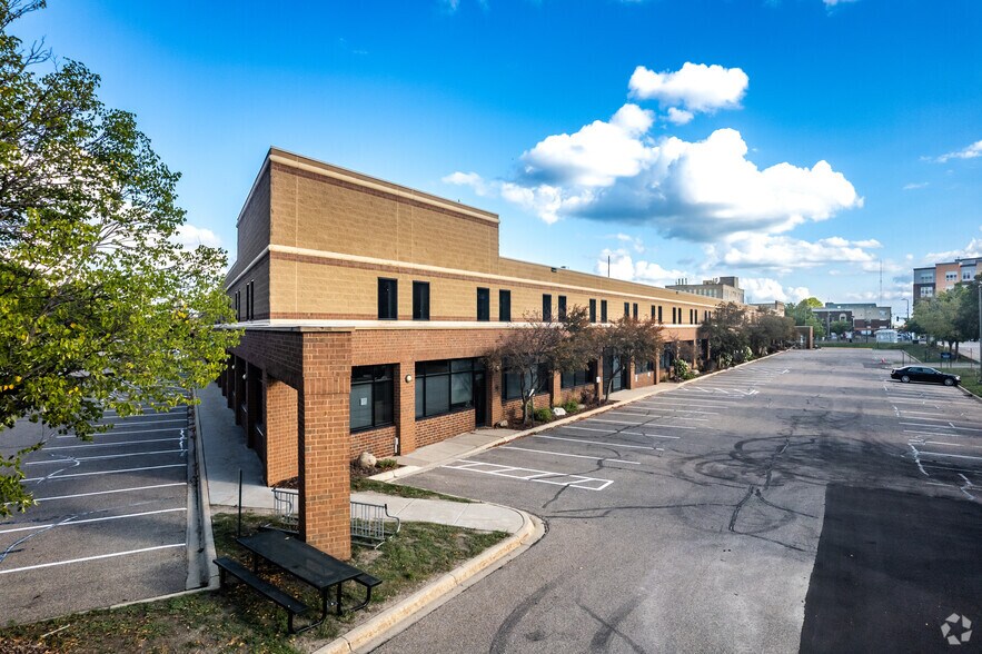 More Photos Of 2635 W University Ave, Saint Paul Light Manufacturing For Lease