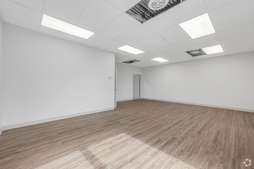 More Photos Of 1870-1908 Forge St, Tucker Distribution For Lease